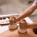 Kruidenstempelmassage bij Pesila